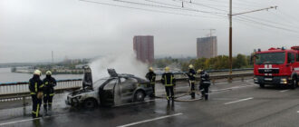 На Північному мосту в Києві спалахнула пожежа (фото)