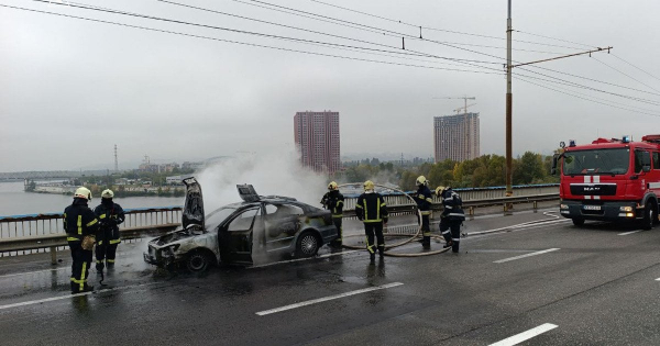 
 На Північному мосту в Києві спалахнула пожежа (фото)
 