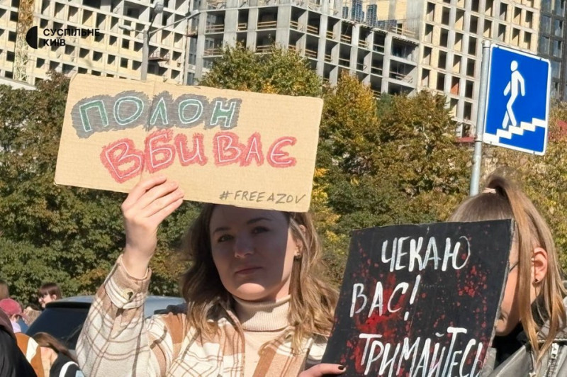 "Якщо їхнім голосом будуть мільйони, почує весь світ": щонедільна акція "Не мовчи, полон вбиває!" відбулася у Києві