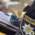 Поліцейський отримав удар палицею по голові під час перевірки документів