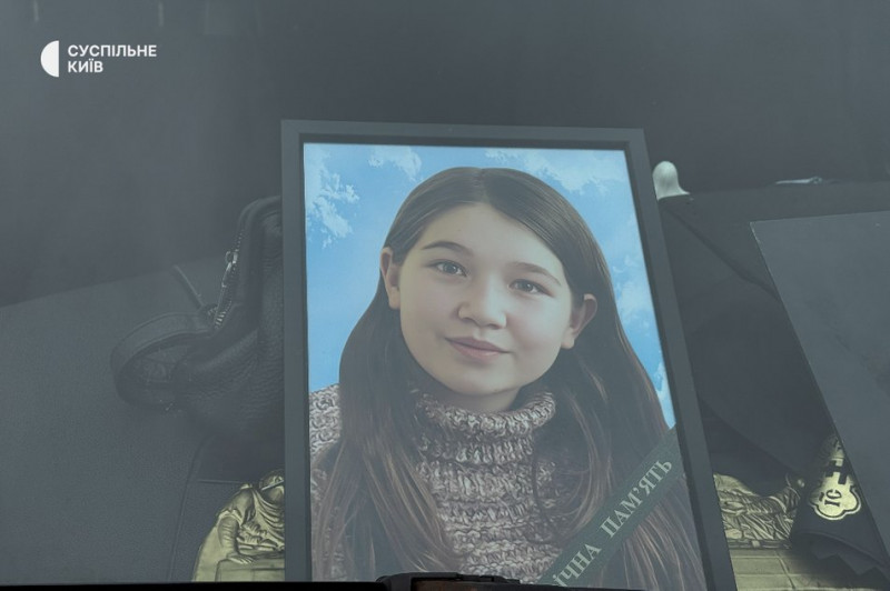 "До такого неможливо звикнути": на Київщині попрощалися з жінкою та двома дітьми, які загинули під час дронової атаки РФ