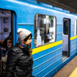 У Києві на станції метро "Оболонь" чоловік упав на колії