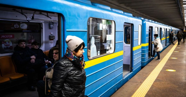 
 У Києві на станції метро "Оболонь" чоловік упав на колії
 