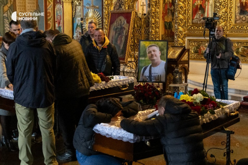 "Були голосом правди". В Києві попрощалися із загиблими журналісткою та оператором телеканалу FreeДом