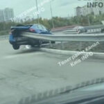 У Києві авто насадилось на відбійник