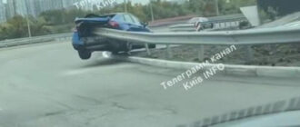 У Києві авто насадилось на відбійник