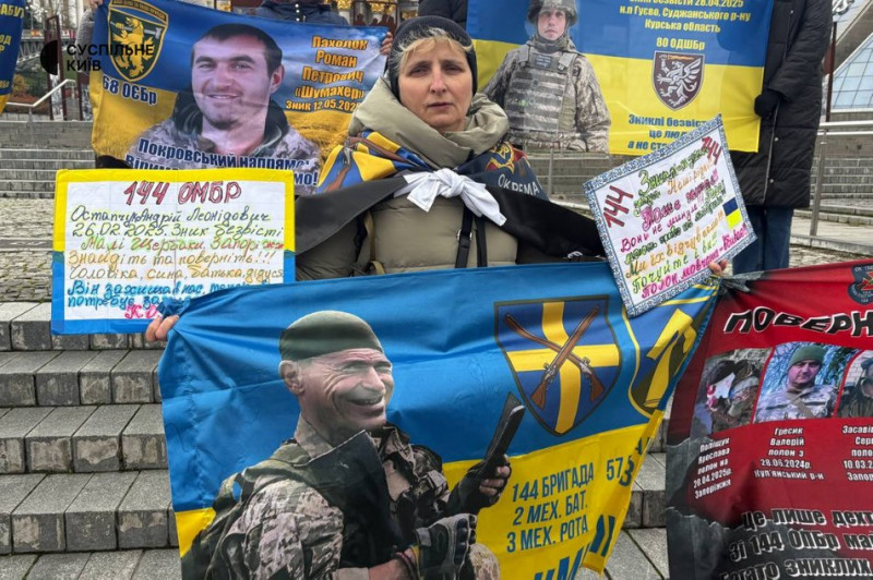 "Об'єднані тишею, що голосніші за слова": у Києві відбулася акція на підтримку зниклих безвісти бійців