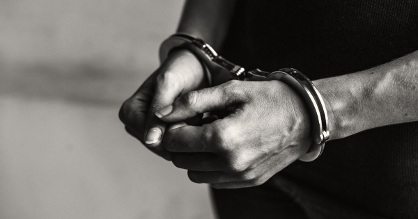 
 У Києві 17-річний хлопець та спільники полювали на жертв через застосунки для знайомств: чим усе закінчилося (фото)
 