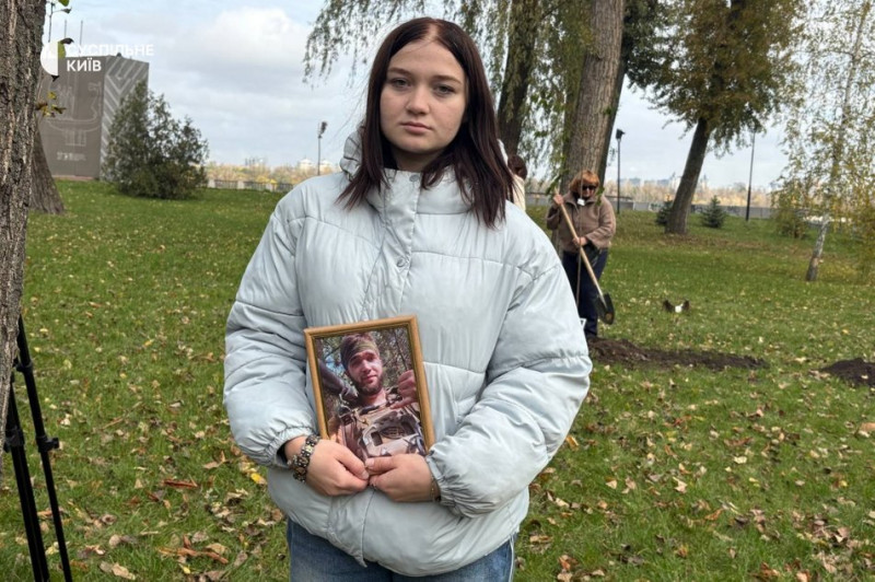 "Ми фотографувались тут після весілля": в Києві висадили сакури на згадку про загиблих військових