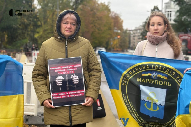 "Це наш крик душі": у Києві рідні полонених військових вийшли на акцію підтримки