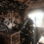 У Києві рятувальник гасив пожежу у власній домівці, в яку влучив російський дрон