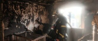 У Києві рятувальник гасив пожежу у власній домівці, в яку влучив російський дрон