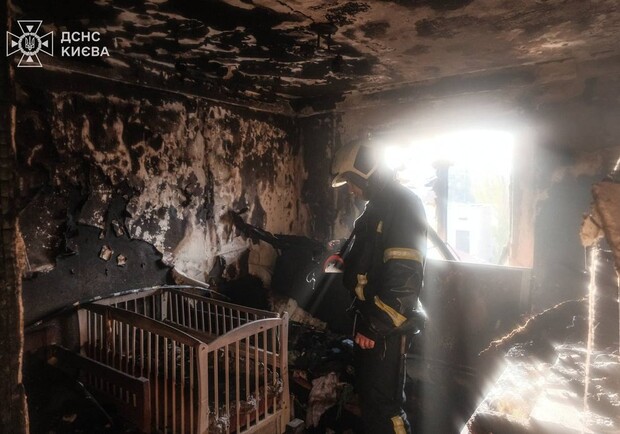 Квартира рятувальника Сергія Власенка, яка вигоріла внаслідок обстрілу РФ. Фото: ДСНС Києва