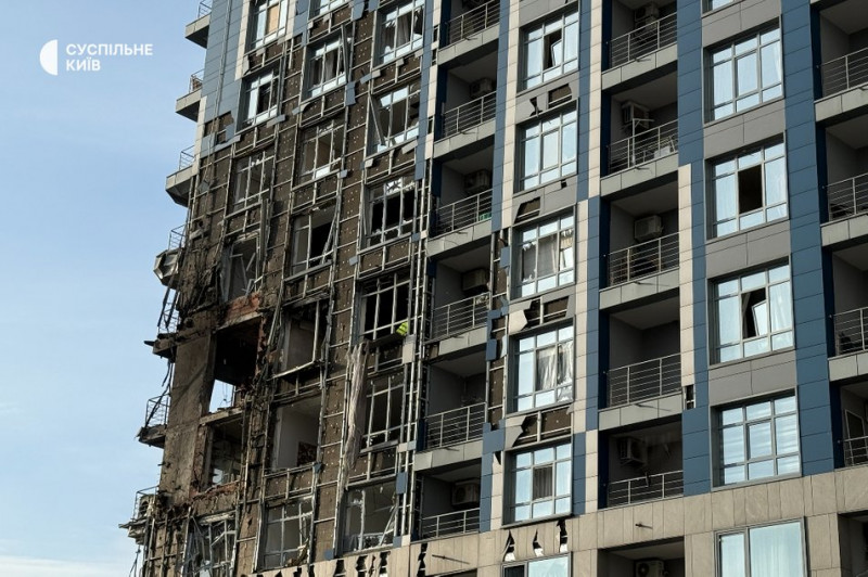 Іноземці допомагають прибирати: як виглядає ЖК "Централ Парк" після атаки на Київ