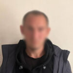 У Києві чоловік підпалив двері пенсіонерки, виконуючи "завдання": фото