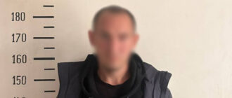 У Києві чоловік підпалив двері пенсіонерки, виконуючи "завдання": фото