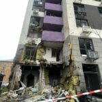 "Не встигли відчинити двері, як уже приліт": мешканці Солом'янського району про нічну атаку РФ