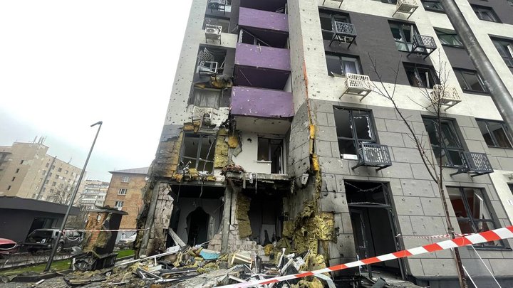 "Не встигли відчинити двері, як уже приліт": мешканці Солом'янського району про нічну атаку РФ