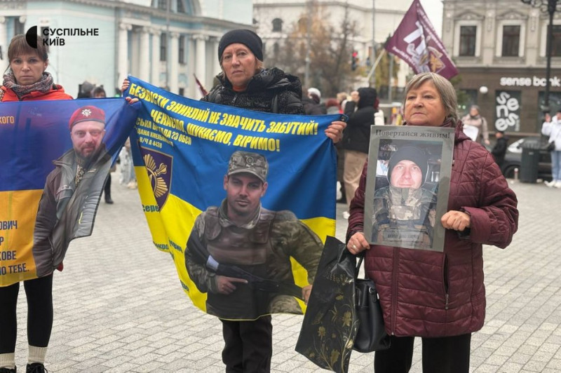 "Наші ще не вдома": у Києві відбулася мирна хода на підтримку полонених та зниклих безвісти