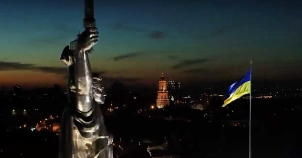 
 У Києві приспустили найбільший прапор України: що відомо
 