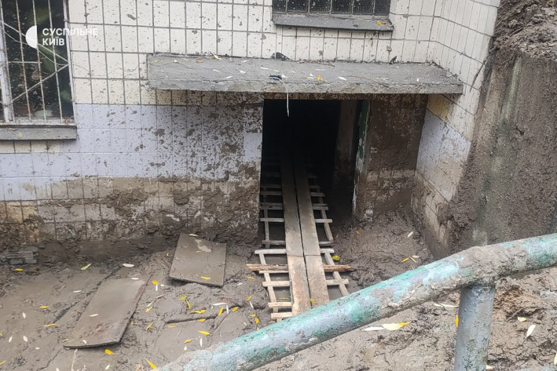 "Результат системних проблем міста": мешканці Печерського узвозу після аварії на водогоні бояться масштабного зсуву