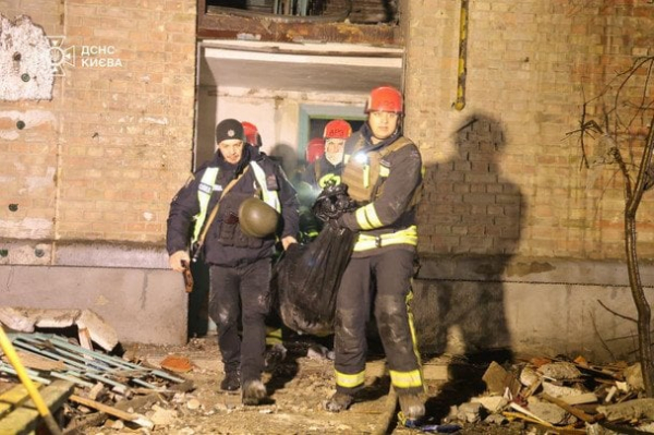 
 Вночі і зранку РФ атакувала Київ з усіх боків: місто без світла і води, є загиблі та руйнування будинків
 