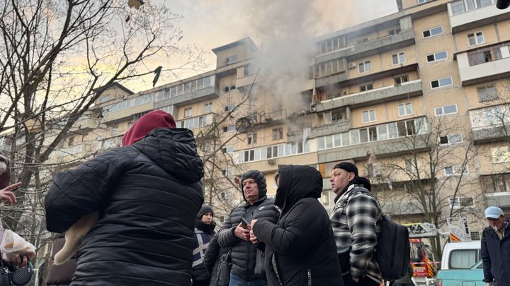 Гасив полум'я, яке охопило його дім: квартира столичного рятувальника ДСНС згоріла внаслідок обстрілу РФ