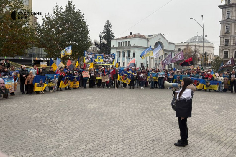 "Наші ще не вдома": у Києві відбулася мирна хода на підтримку полонених та зниклих безвісти