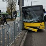 У Києві автобус в'їхав в електроопору. Постраждали люди