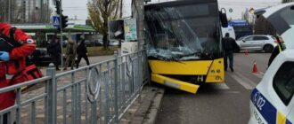 У Києві автобус в'їхав в електроопору. Постраждали люди