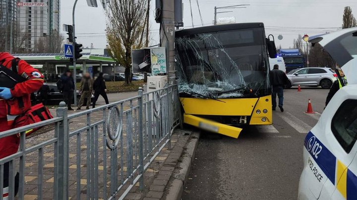 У Києві автобус в'їхав в електроопору. Постраждали люди
