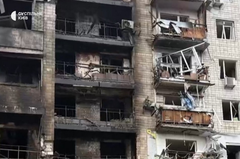 "З третього поверху вся сім'я падала, чоловік помер": у Вишгороді після влучання дронів вигорів цілий під'їзд будинку