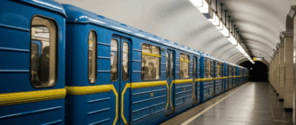 На станції метро в Києві чоловік упав на колії: відео