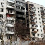 "З третього поверху вся сім'я падала, чоловік помер": у Вишгороді після влучання дронів вигорів цілий під'їзд будинку