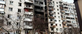 "З третього поверху вся сім'я падала, чоловік помер": у Вишгороді після влучання дронів вигорів цілий під'їзд будинку