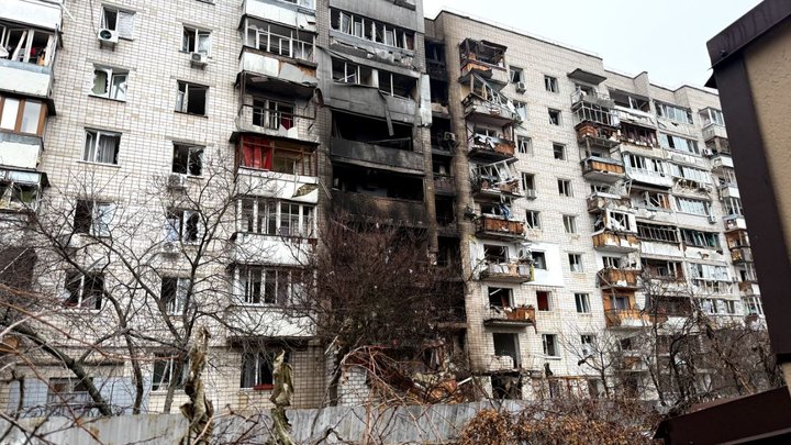 "З третього поверху вся сім'я падала, чоловік помер": у Вишгороді після влучання дронів вигорів цілий під'їзд будинку