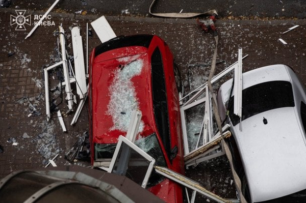 
 Вибух і масштабна пожежа в Києві: рятувальники назвали причину (фото)
 