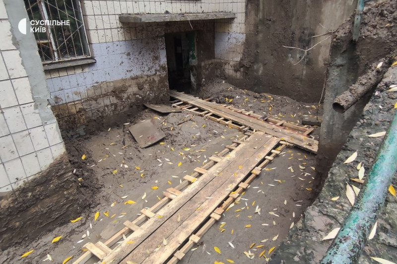 "Результат системних проблем міста": мешканці Печерського узвозу після аварії на водогоні бояться масштабного зсуву