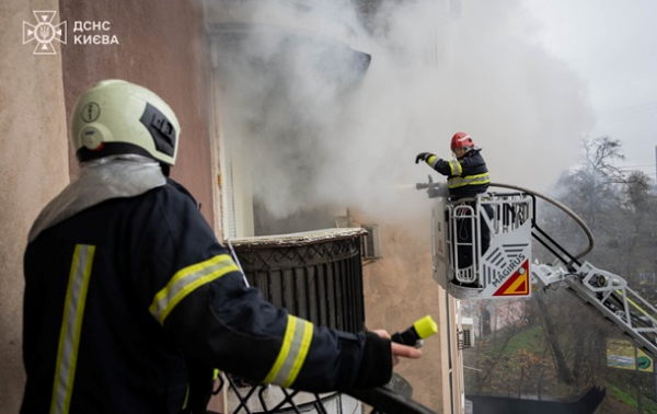 У Києві через вибух зарядної станції загорілася квартира У Києві через вибух зарядної станції загорілася квартира
