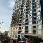 Іноземці допомагають прибирати: як виглядає ЖК "Централ Парк" після атаки на Київ