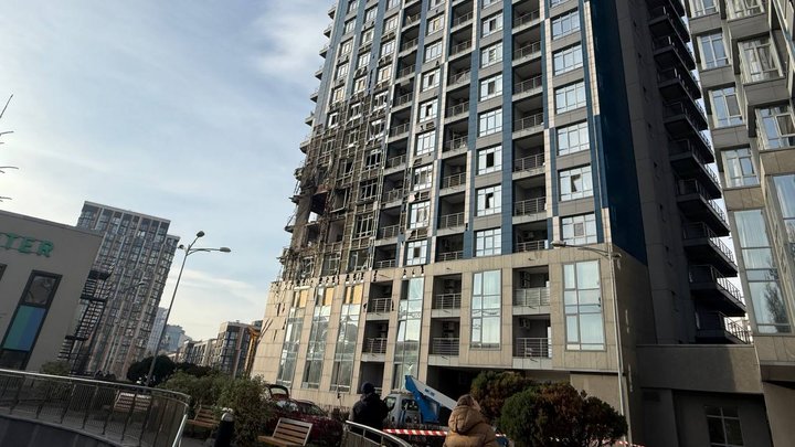 Іноземці допомагають прибирати: як виглядає ЖК "Централ Парк" після атаки на Київ