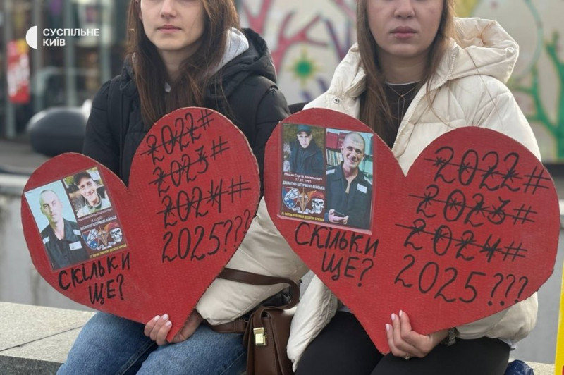 "Ми об'єдналися, щоб бути їхнім голосом": у Києві пройшла акція рідних полонених та безвісти зниклих військових