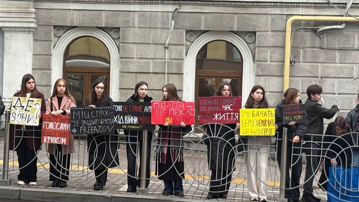 "Пекло — це жити, не знаючи, де твій воїн": родичі російських бранців зібралися на акцію підтримки у Києві