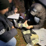 Ховався в лісі з грошима: київський поліцейський отримав підозру