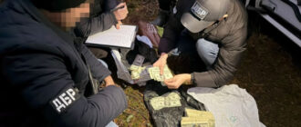 Ховався в лісі з грошима: київський поліцейський отримав підозру