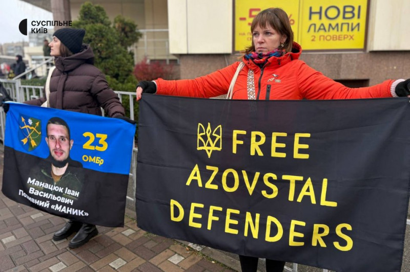 "Вірю в диво": рідні полонених та зниклих військових вийшли на акцію в Києві