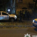 У Києві на Печерську двоє чоловіків із ножем та викруткою напали на пораненого військового: фото