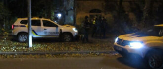 У Києві на Печерську двоє чоловіків із ножем та викруткою напали на пораненого військового: фото