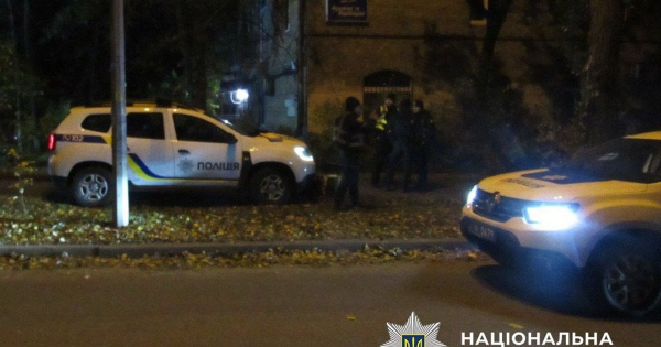 
 У Києві на Печерську двоє чоловіків із ножем та викруткою напали на пораненого військового: фото
 