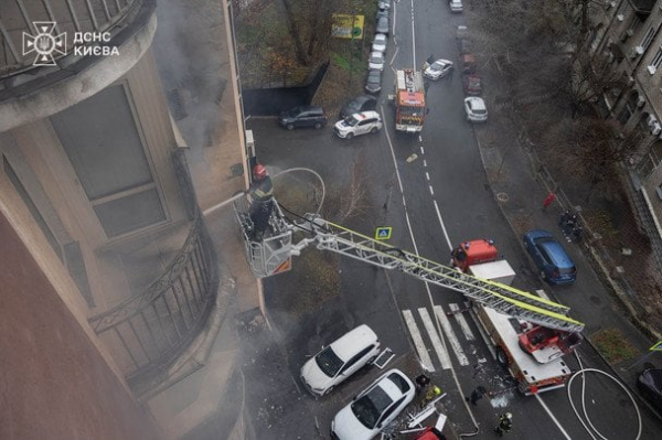 
 Вибух і масштабна пожежа в Києві: рятувальники назвали причину (фото)
 